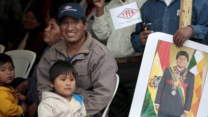 Partidarios de Morales en la apertura de una planta de gas en 2015. 