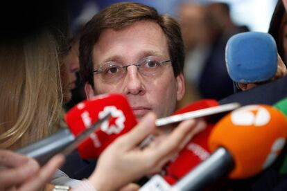 El alcalde de Madrid, José Luis Martínez-Almeida, atiende a los medios durante la ceremonia de apertura de la 25 Conferencia de las Partes del Convenio Marco de Naciones Unidas sobre Cambio Climático (COP).