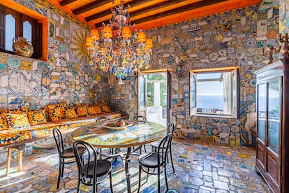 Los interiores de la casa están decorados con el personal estilo del dúo de diseñadores: la colorida cerámica siciliana –Domenico Dolce conoce bien esta artesanía, dado que nació en Sicilia– es protagonista en estancias como este comedor con vistas al mar.