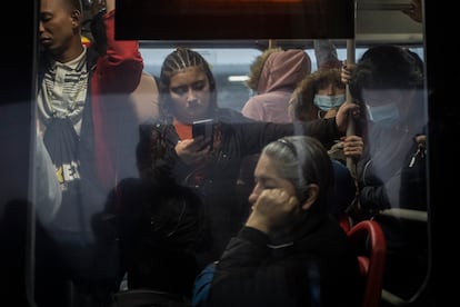 Grupo de mujeres ingresan al medio de transporte masivo Transmilenio, para desplazarse, en la madrugada, en Bogotá, Colombia, el 23 de Marzo de 2023
