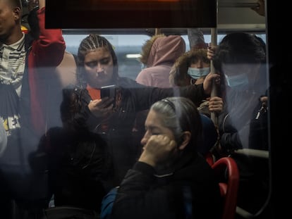 Grupo de mujeres ingresan al medio de transporte masivo Transmilenio, para desplazarse, en la madrugada, en Bogotá, Colombia, el 23 de Marzo de 2023