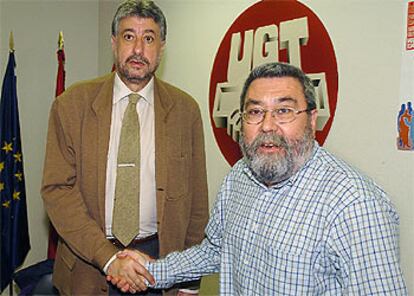José María Fidalgo y Cándido Méndez se saludan antes del encuentro de las ejecutivas de CC OO y UGT.