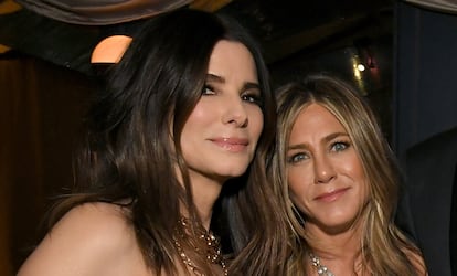 Sandra Bullock (izquierda) y Jennifer Aniston, el 5 de enero de 2020, en la fiesta posterior a los Globos de Oro, en Los Ángeles (California).