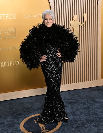 Jamie Lee Curtis, nominada a mejor actriz de reparto por 'The Last Showgirl', jugó con los volúmenes con un bolero de plumas que lució con un vestido ceñido de lentejuelas.