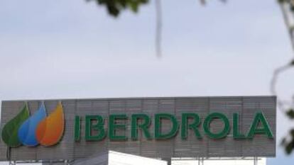 Logotipo de Iberdrola en su sede operativa en Madrid.