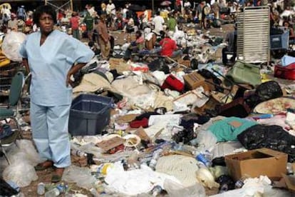 Desperdicios almacenados ante el estadio Superdome de Nueva Orleans en plena operación de evacuación.