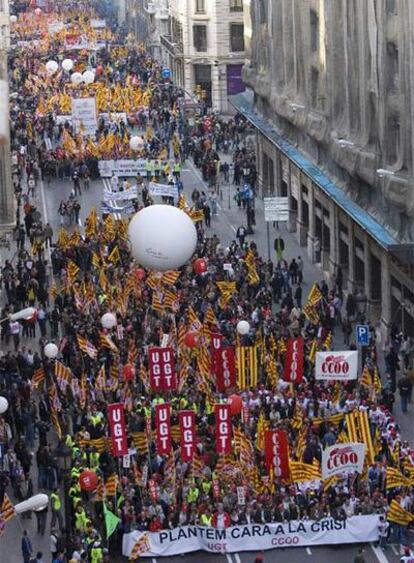 Aspecto de la cabeza de la manifestación contra la crisis celebrada hoy en el centro de Barcelona