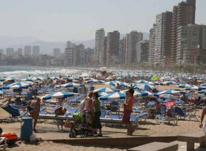 Los bañistas siguen acudiendo a las playas de Benidorm, pero frecuentan menos que en años anteriores los bares y discotecas de la ciudad alicantina.