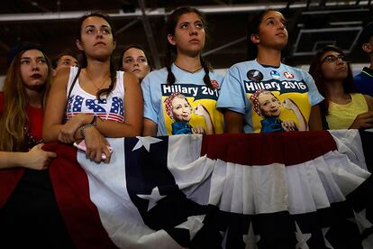 Partidarios de Hillary Clinton escuchan a la candidata demócrata durante un mitin, el 26 de octubre, en Lake Worth, Florida (EE UU).