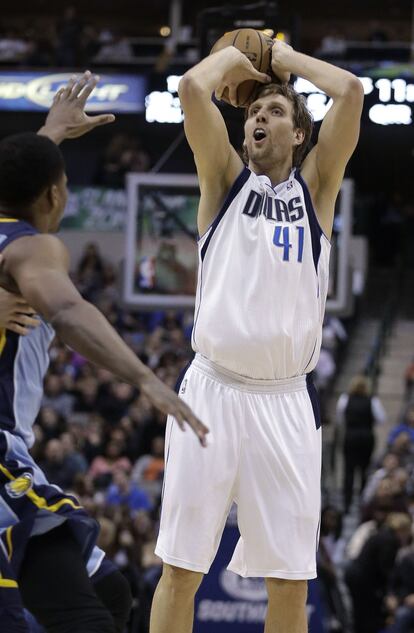 Dirk Nowitzki lanza a canasta ante Rudy Gay