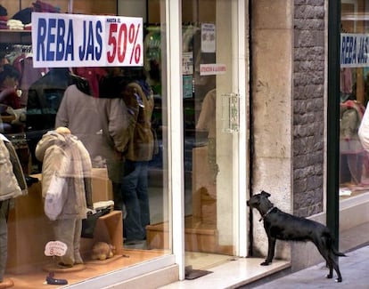 Exterior de un comercio que anuncia rebajas.