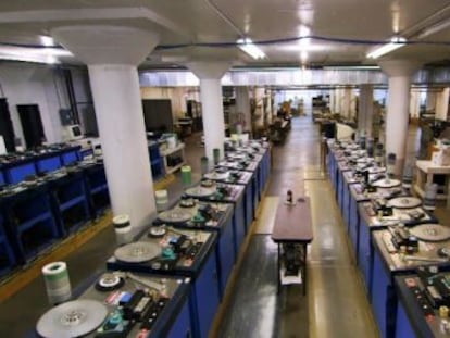 Interior de la fàbrica de cassets d'àudio de National Audio Company.