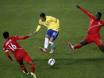 Neymar fa la passada per al segon gol del Brasil.