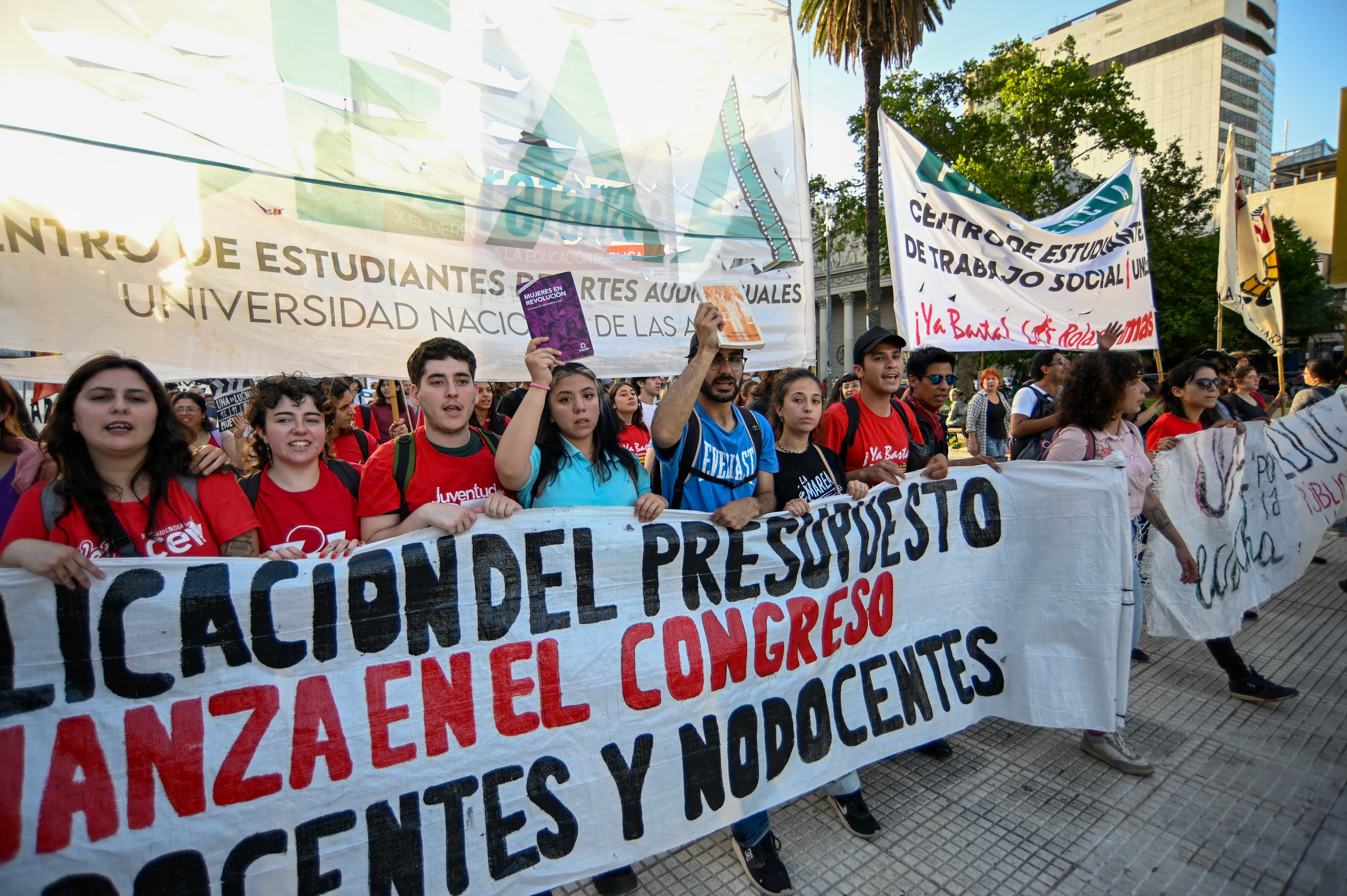 La justicia ordena a Milei aumentar los salarios universitarios y las becas estudiantiles
