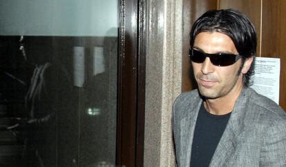 Buffon, em maio de 2006, em sua chegada aos tribunais de Parma para dar seu depoimento sobre o escândalo de compra de árbitros e jogos, que afetou a Juventus. O caso acabou com o clube de Turim perdendo os títulos nacionais de 2004/05 e 2005-06 e o descenso à segunda divisão italiana. Buffon foi um dos poucos jogadores que permaneceram na equipe durante seu ano na Serie B.