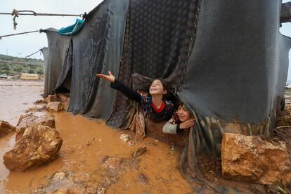 
Dos niños juegan en un campo de refugiados, cerca de Kafr Uruq (norte de Siria).