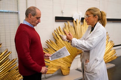 El historiador José Luis Sancho habla con la restauradora Marta Fernández de los Ríos sobre la posible colocación de una pieza en el monumento de Semana Santa. Cuando esté terminado se exhibirá en la futura Galería de las Colecciones Reales, en Madrid. 