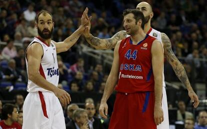 Spanoulis saluda a Anti, en la semifinal frente al CSKA.