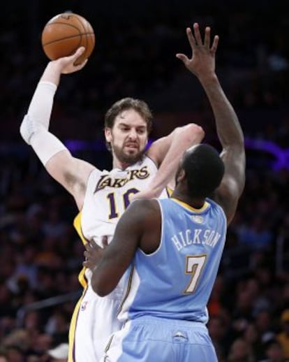 Pau Gasol, ante HIckson, de los Nuggets.