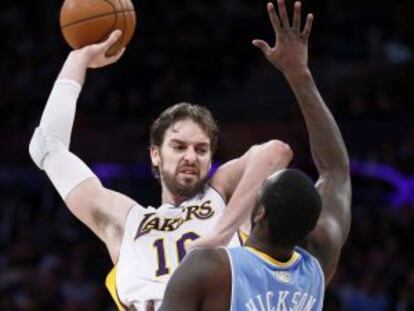 Pau Gasol, ante HIckson, de los Nuggets.