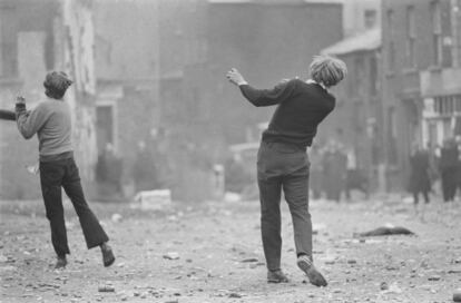 Manifestantes católicos, Batalla de Bogside, Derry, Irlanda del Norte, agosto de 1969.