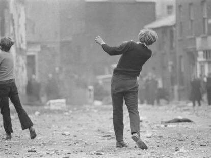 Manifestantes católicos, Batalla de Bogside, Derry, Irlanda del Norte, agosto de 1969.