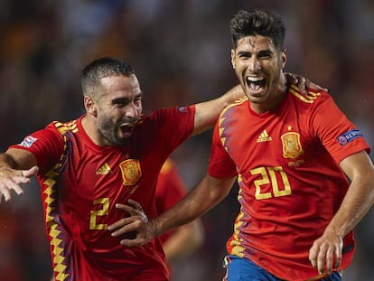 Carvajal y Asensio celebran uno de los goles a Croacia.