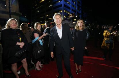 El actor Harrison Ford (Han Solo), acompañado de su mujer, la también actriz Calista Flockhart, a su llegada al estreno mundial de la nueva 'Star Wars'.