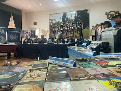 Funcionarios de la Policía de Buenos Aires durante una conferencia sobre el allanamiento de 'Librería Argentina'.