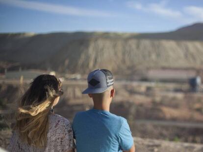 Una pareja observa el atardecer frente a la mina de Cananea