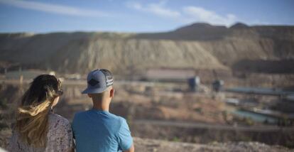 Una pareja observa el atardecer frente a la mina de Cananea