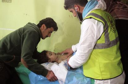 Un niño recibe tratamiento en un hospital de la localidad rebelde de Jan Sheijun después del supuesto ataque con armas químicas que ha denunciado la oposición al régimen de Bachar el Asad.