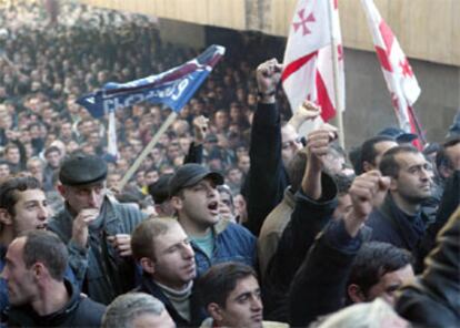 El 21 de noviembre la situación se desbordó. Miles de manifestantes salieron a las calles de Tbilisi, capital del país, para exigir la renuncia del presidente y la convocatoria de nuevas elecciones.