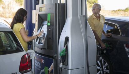 Clientes de una gasolinera sin servicio.
 