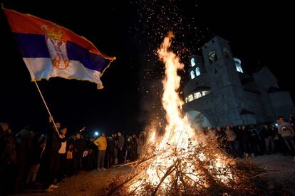 Un grupo de creyentes celebran el Año Nuevo ortodoxo frente a una iglesia de Podgorica, capital de Montenegro.