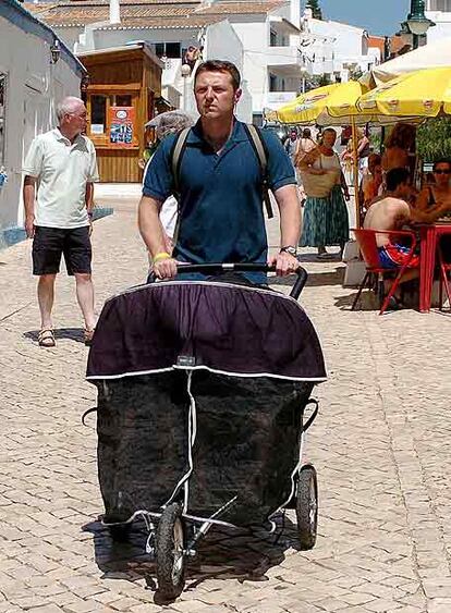 Gerry McCann paseaba ayer con sus hijos gemelos por Aldeia da Luz.