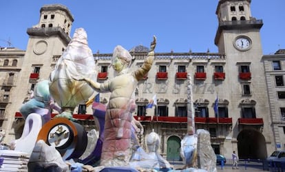 La hoguera oficial en la plaza del Ayuntamiento empieza a tomar forma.