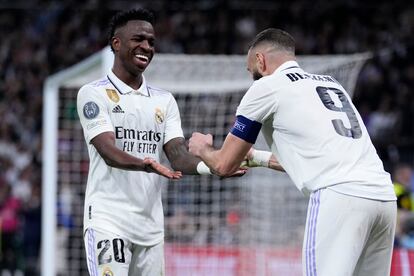 Real Madrid's Karim Benzema, right, celebrates with teammate Vinicius Junior after scoring his sides first goal during their Champions League, round of 16, second leg soccer match against Liverpool at the Santiago Bernabeu stadium in Madrid, Spain, Wednesday, March 15, 2023.