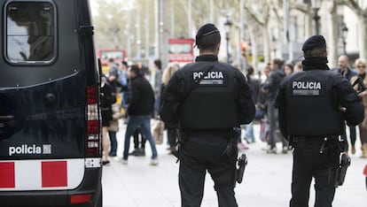 Mossos patrullen a Barcelona.