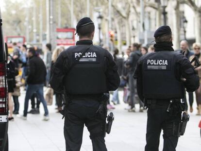 Mossos patrullen a Barcelona.