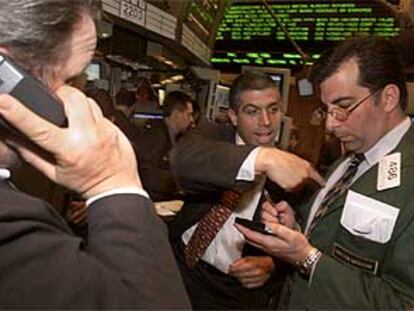 Operadores del mercado realizan transacciones en la Bolsa de Nueva York.