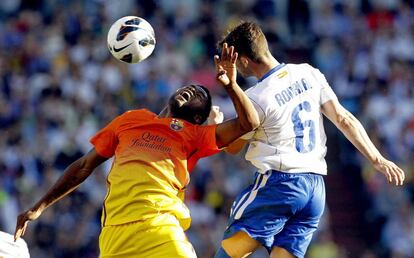 Song pelea un balón aéreo con Rodri.