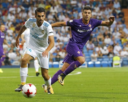 El centrocampista del Real Madrid Dani Ceballos (i) se escapa del argentino Giovanni Simeone (d), de la Fiorentina.