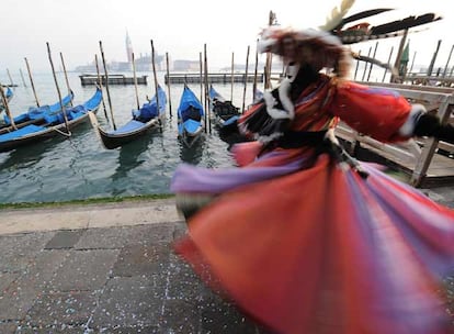 Una macrofiesta con 22 pinchadiscos y seis pistas de baile, un rapero estadounidense con antecedentes 
penales en el papel de ángel que "vuela" desde el Campanile al Palacio Ducal y un concurso de drag queens, son las principales novedades del carnaval de Venecia 2008. Que comenzó el viernes y durará hasta el próximo 5 de febrero.