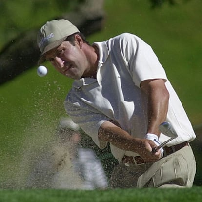 José María Olazábal saca la bola del <i>bunker</i> durante un torneo en 2002.