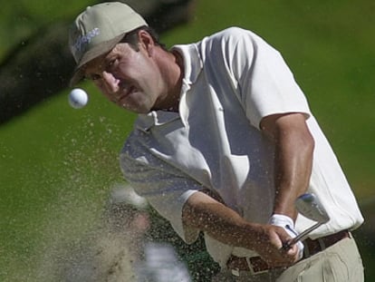 José María Olazábal saca la bola del <i>bunker</i> durante un torneo en 2002.