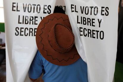 Un hombre acude a votar a una casilla en Ciudad Juárez, Chihuahua, durante los comicios de este 5 de junio para renovar 12 gubernaturas.