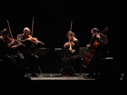 El Cuarteto Cosmos durante la interpretación de los 'Cinco movimientos op. 5' de Anton Webern en el Círculo de Bellas Artes de Madrid.