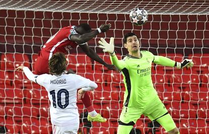 Sadio Manedel del Liverpool remata de cabeza a la portería del Real Madrid defendida por Courtois.