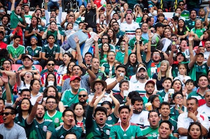 Aficionados mexicanos durante un partido de la selección nacional frente a Escocia.